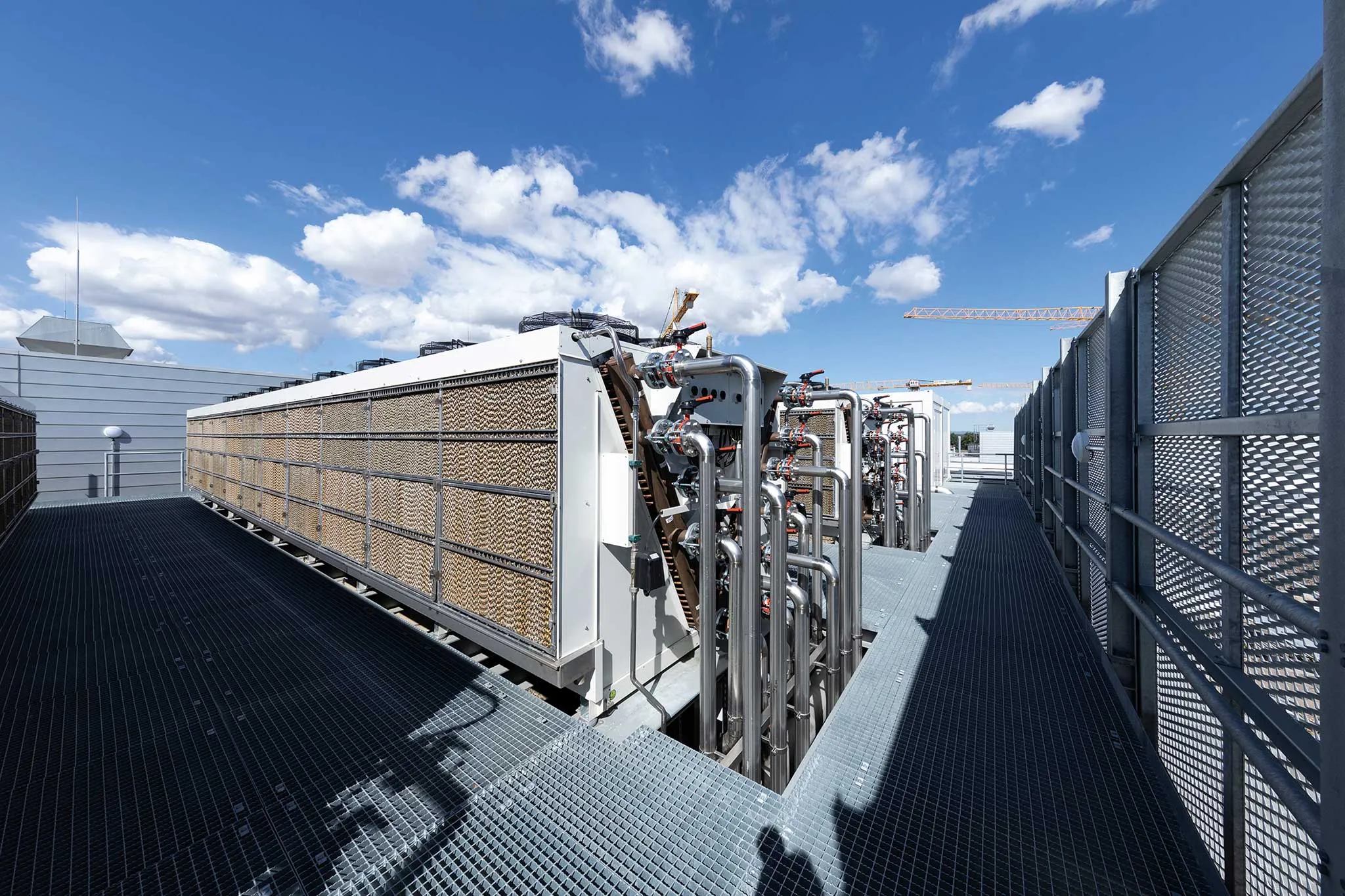 3 x RWD 1200 Wasser-Glykol-Rückkühler, Gesamtkälteleistung von 3.500 kW. Mit adiabater Hilfskühlung über PAD-System, manuell ausklappbar – höhere Energieeffizienz im Freikühlbetrieb